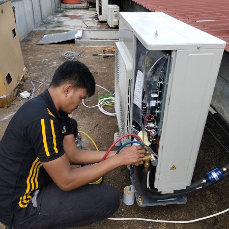 Pemasangan Unit Outdoor di Batam Center