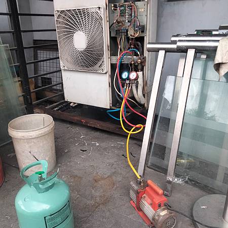 Pemacuman unit di kawasan Nagoya Batam